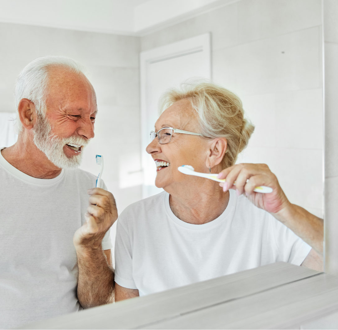ouder koppel in badkamer